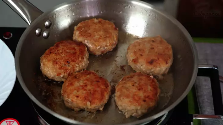 Котлеты из смешанного мясного фарша с овощами на сковороде: шаг 8