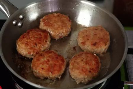 Котлеты из смешанного мясного фарша с овощами на сковороде: шаг 8