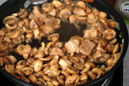 Лоранский пирог с курицей и грибами в сметанной заливке: шаг 5