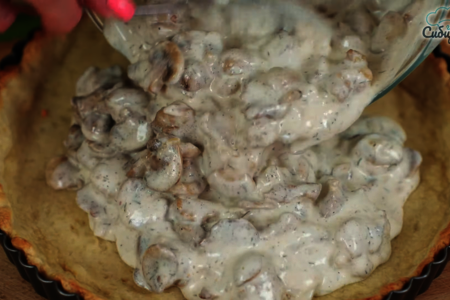 Лоранский пирог с курицей и грибами в сметанной заливке: шаг 8