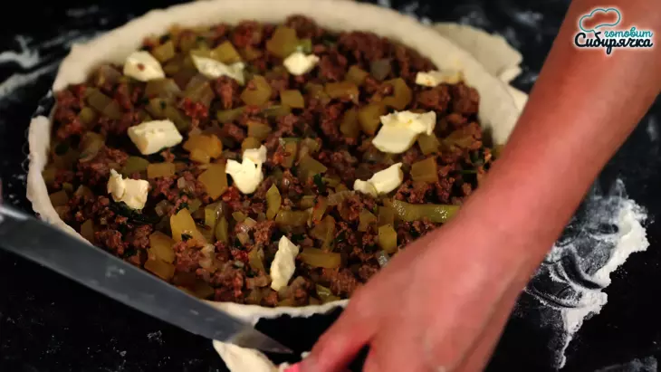 Закрытый пирог с мясным фаршем и овощами, на сметанном тесте: шаг 6