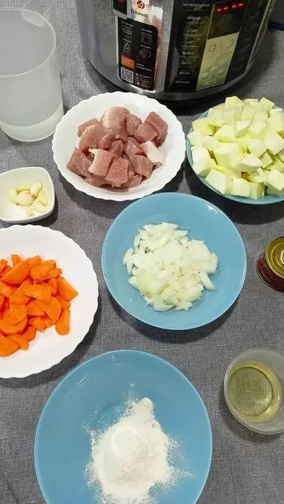 Свинина с кабачками в томатах ( в мультиварке ): шаг 2
