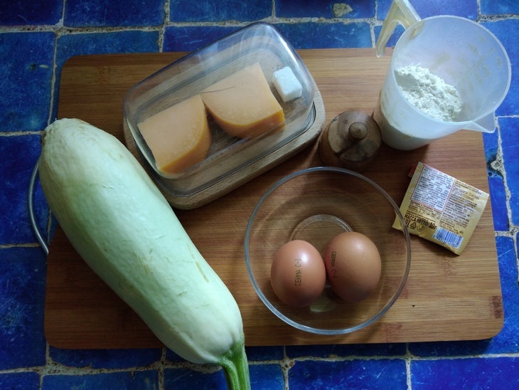 Кабачковая лепёшка с томатным соусом и сыром "махеевъ" #махеевъ: шаг 1
