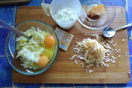 Кабачковая лепёшка с томатным соусом и сыром "махеевъ" #махеевъ: шаг 3