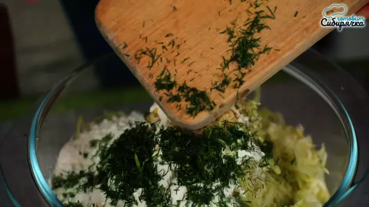 Блины из кабачков с куриными яйцами и мукой на молоке: шаг 2