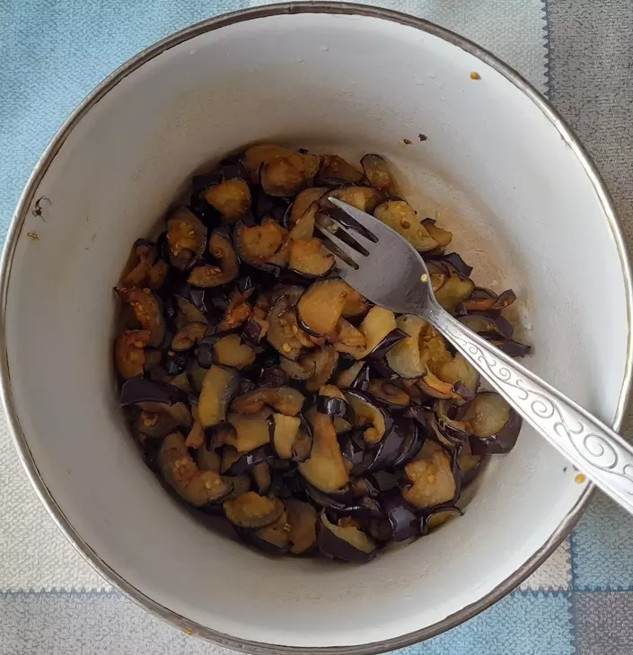 Салат из баклажанов с овощами и кетчупом "махеевъ"#махеевъ: шаг 4