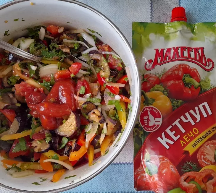Салат из баклажанов с овощами и кетчупом "махеевъ"#махеевъ: шаг 13