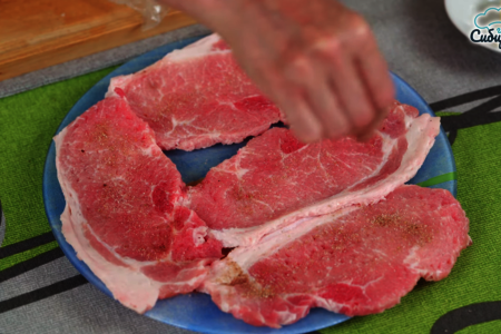 Отбивные из вырезки свинины с репчатым луком на сковороде: шаг 3
