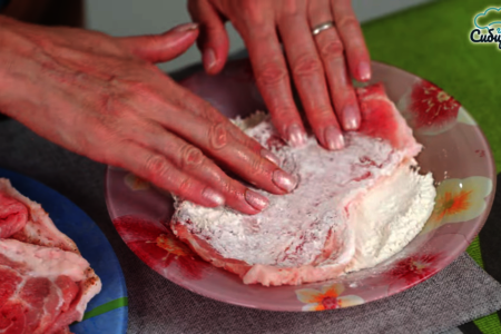 Отбивные из вырезки свинины с репчатым луком на сковороде: шаг 5