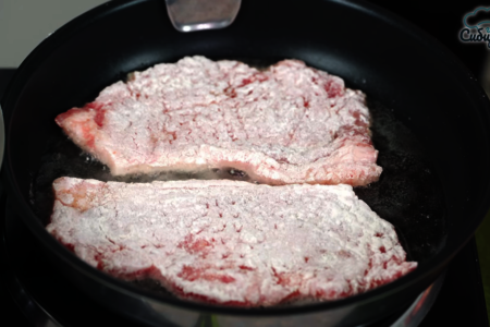 Отбивные из вырезки свинины с репчатым луком на сковороде: шаг 6