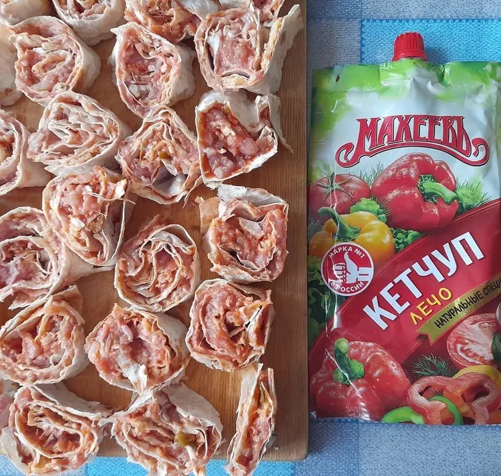 Из лаваша "штрумбы" с фаршем и кетчупом "махеевъ"#махеевъ: шаг 11