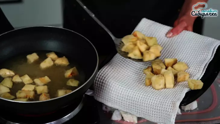 Закуска из обжаренных во фритюре баклажанов с соусом: шаг 5