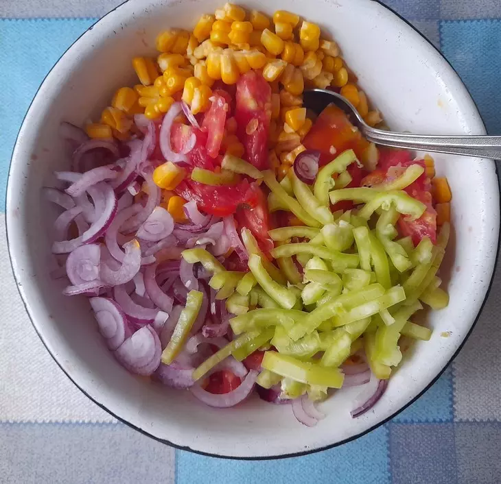 Салат из помидоров с кукурузой "махеевъ" #махеевъ: шаг 9