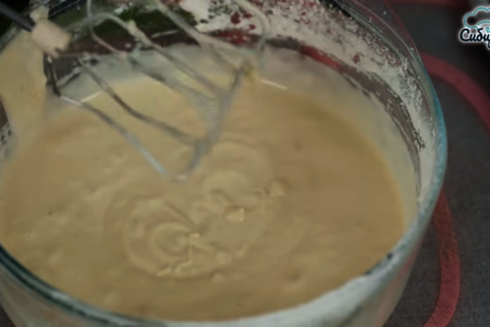 Бисквитный пирог с яблоками из бездрожжевого теста на кефире: шаг 5
