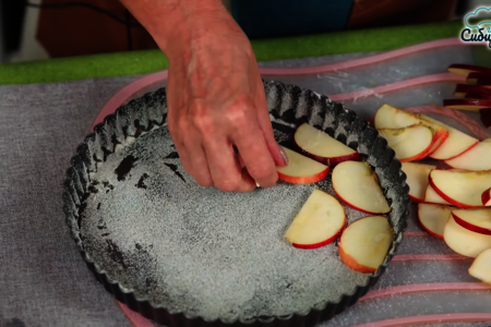Бисквитный пирог с яблоками из бездрожжевого теста на кефире: шаг 6
