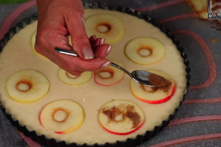 Бисквитный пирог с яблоками из бездрожжевого теста на кефире: шаг 7