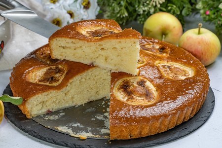 Бисквитный пирог с яблоками из бездрожжевого теста на кефире: шаг 9