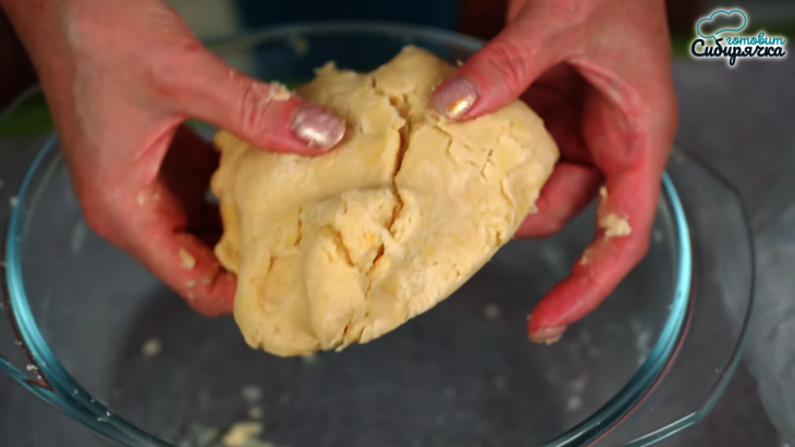 Быстрый песочный пирог со сливами в сметанной заливке: шаг 3