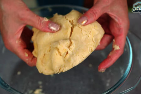 Быстрый песочный пирог со сливами в сметанной заливке: шаг 3