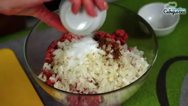 Мясные котлеты в баклажанных слайсах и заливке на сковороде: шаг 1