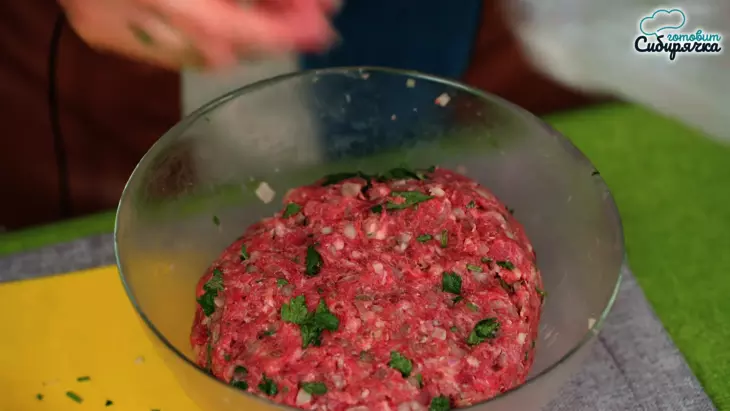 Мясные котлеты в баклажанных слайсах и заливке на сковороде: шаг 2