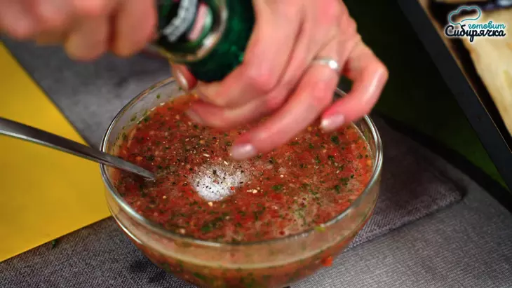 Мясные котлеты в баклажанных слайсах и заливке на сковороде: шаг 5