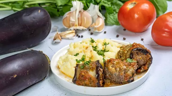 Мясные котлеты в баклажанных слайсах и заливке на сковороде: шаг 9