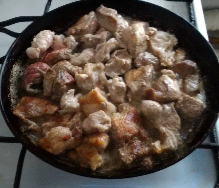 Тушёная свинина с овощами и айвой: шаг 1