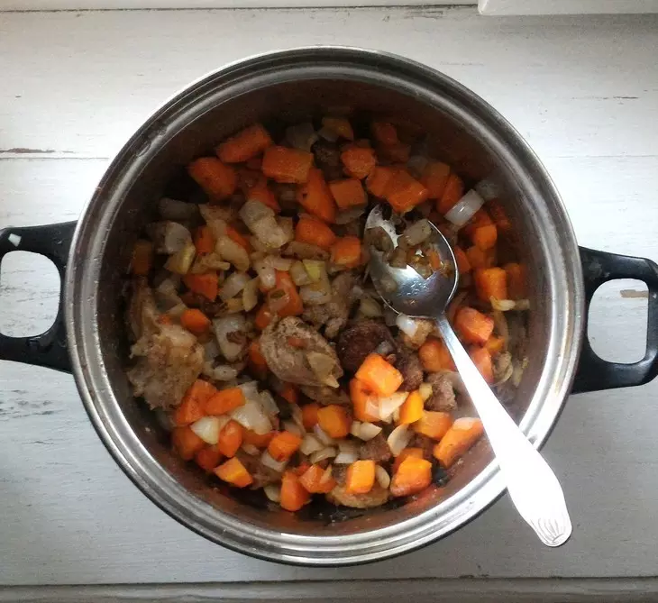Тушёная свинина с овощами и айвой: шаг 5