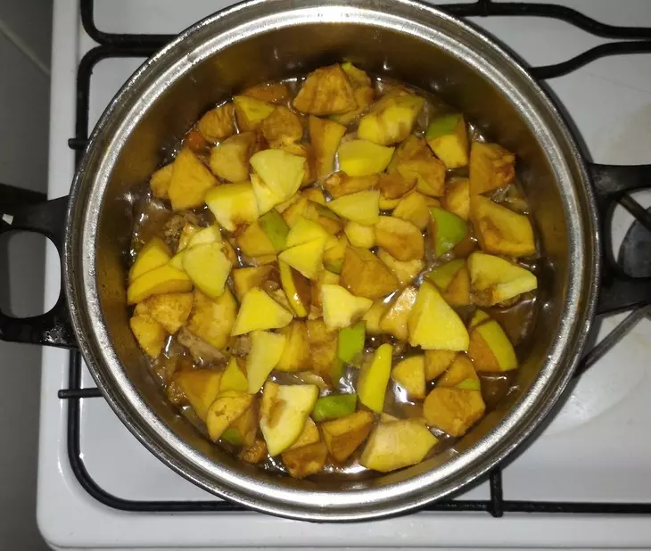 Тушёная свинина с овощами и айвой: шаг 8