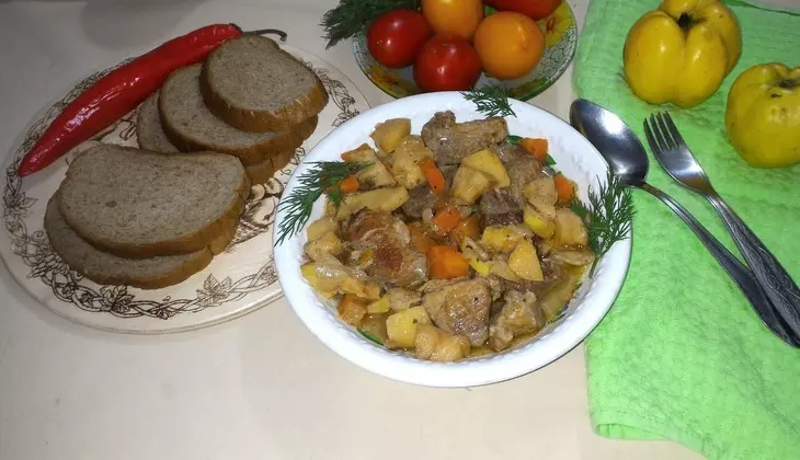 Тушёная свинина с овощами и айвой: шаг 9