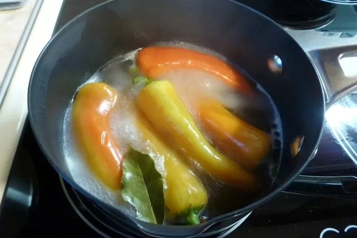 Острые маринованные перчики с селедкой: шаг 3