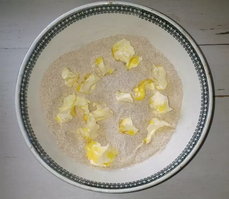 Галета с яблоками и алычой: шаг 2