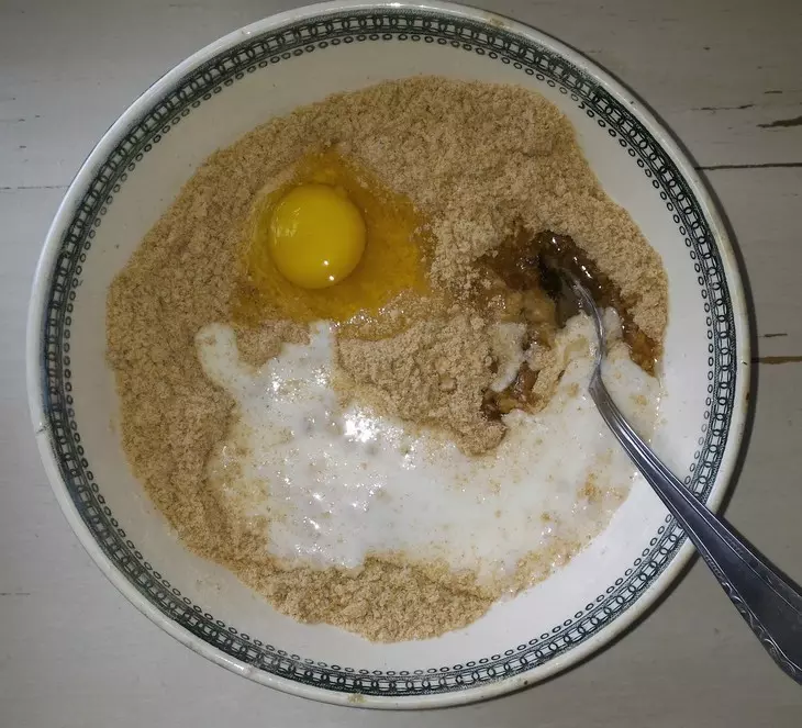 Галета с яблоками и алычой: шаг 3