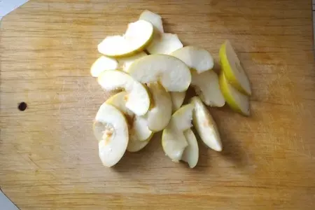 Галета с яблоками и алычой: шаг 8