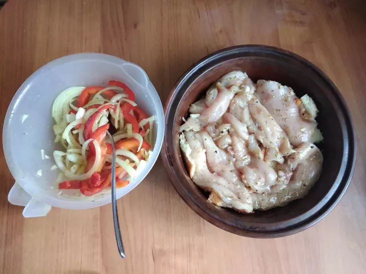 Запечённая курица на хлебе с овощами: шаг 10