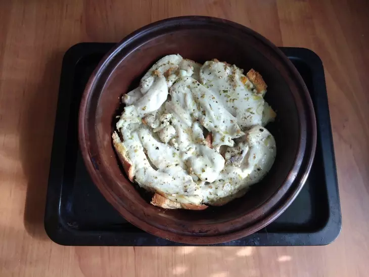 Запечённая курица на хлебе с овощами: шаг 11