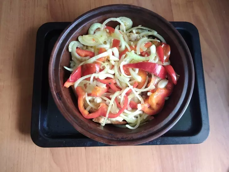 Запечённая курица на хлебе с овощами: шаг 12