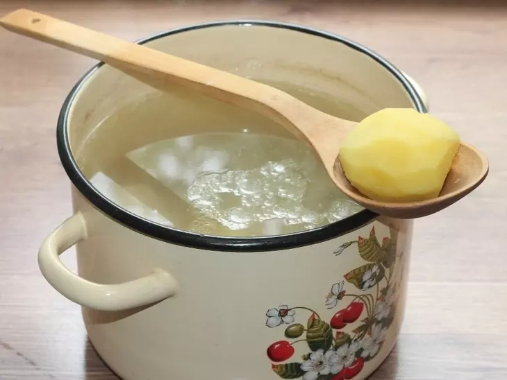 Щи со свиными ребрышками и курицей: шаг 3