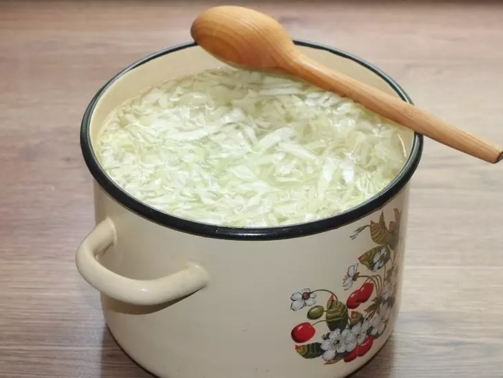 Щи со свиными ребрышками и курицей: шаг 6