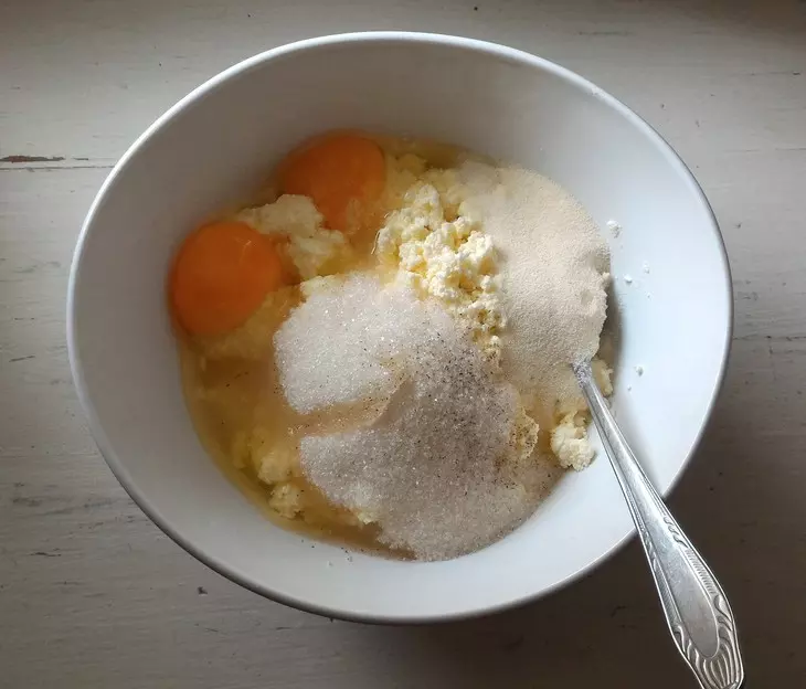 Шоколадный пирог с творогом и сливами: шаг 5