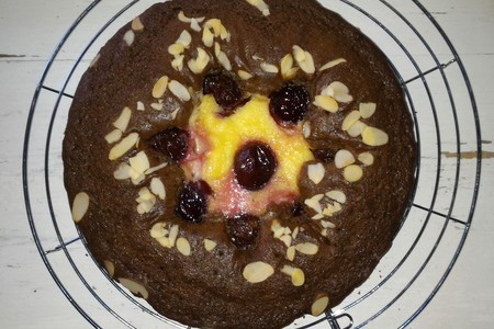 Шоколадный пирог с творогом и сливами: шаг 11