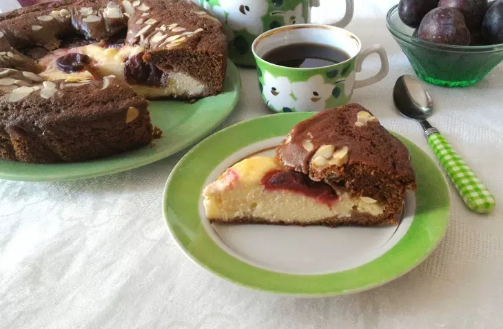 Шоколадный пирог с творогом и сливами: шаг 13