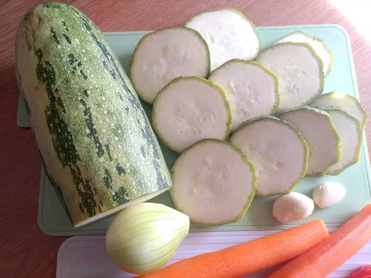 Рулет с фаршем и овощами: шаг 1