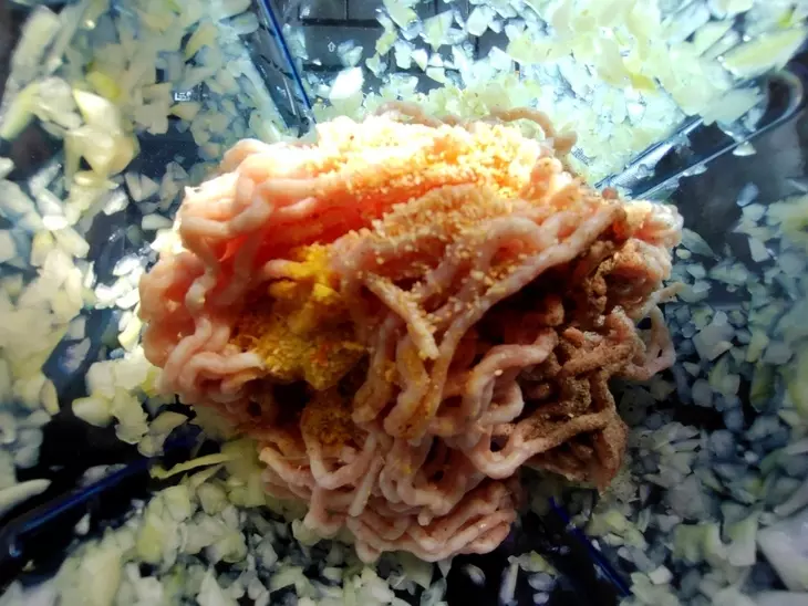 Рулет с фаршем и овощами: шаг 7
