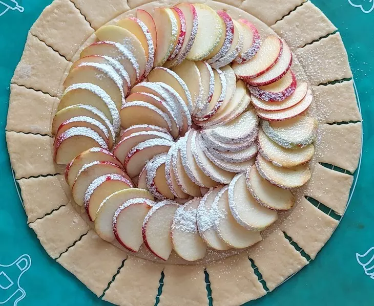 Пирог с яблоками и грецкими орешками: шаг 8
