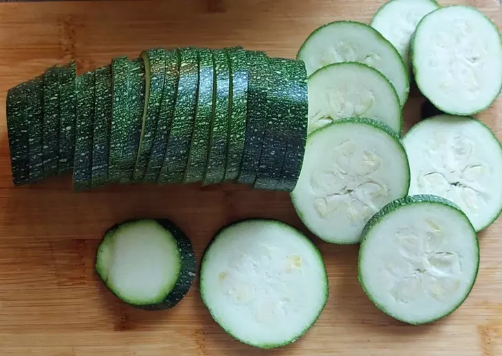 Теплый салат с цукини и персиками: шаг 1