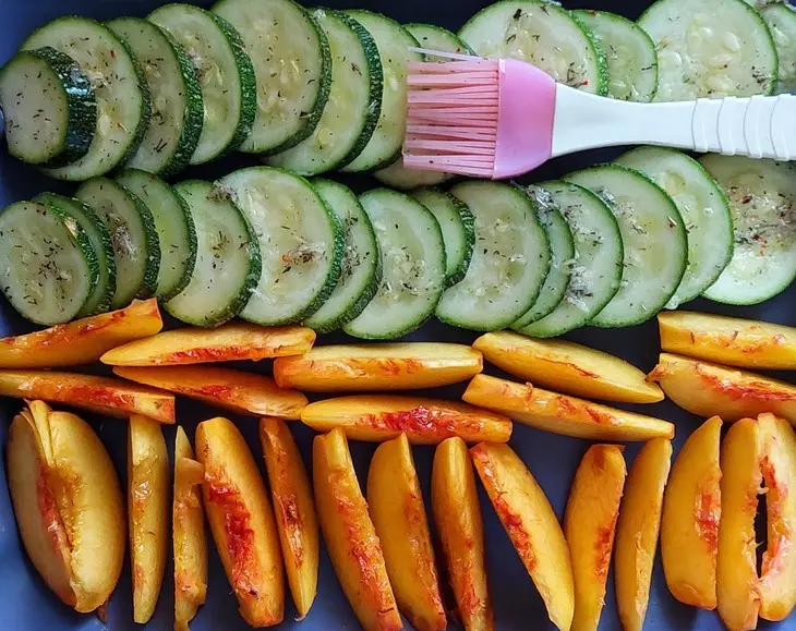 Теплый салат с цукини и персиками: шаг 5