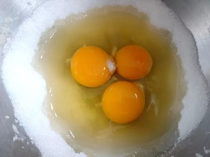 Пирог со смородиной и сливой: шаг 1