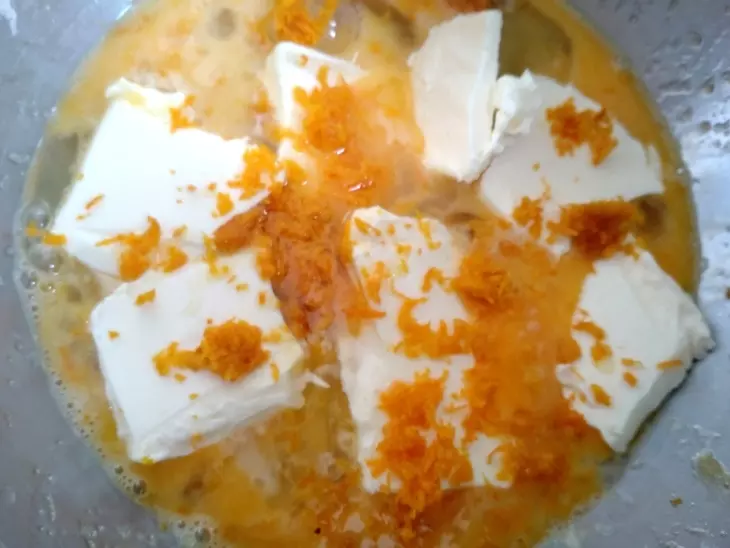 Пирог со смородиной и сливой: шаг 2